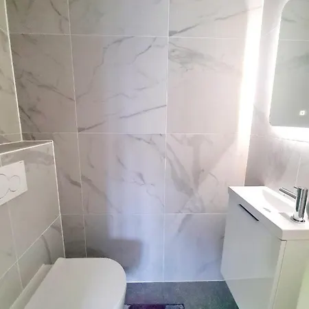 Apartment Large 2 Bedrooms In Center With Terrace & Parking-41b *